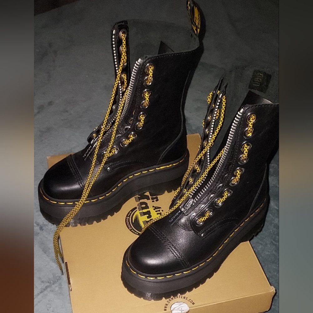 Dr. Martens Sinclair HI Max boots